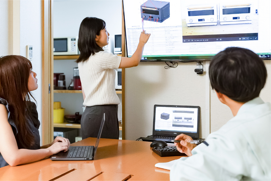 クリスタル電器で働く人の写真